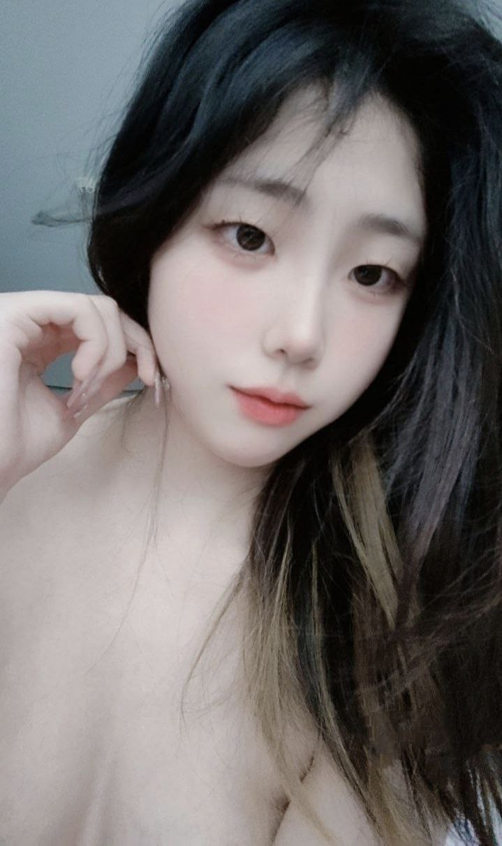 被吊起来张开腿供人玩弄H,校园纯肉H教室第一次メイリ...